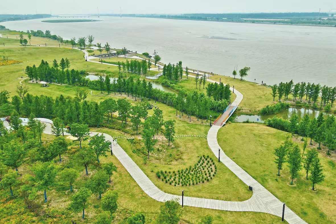 #Rugao #ChangjiangTown Longyou Bay Ecological Landscape Belt: Green Corridor Along the Yangtze
Summer in Rugao's Changjiang Town - Longyou Bay Ecological Landscape Belt flows like a "green ribbon" along the Yangtze River. Recent years saw Rugao develop multiple projects creating