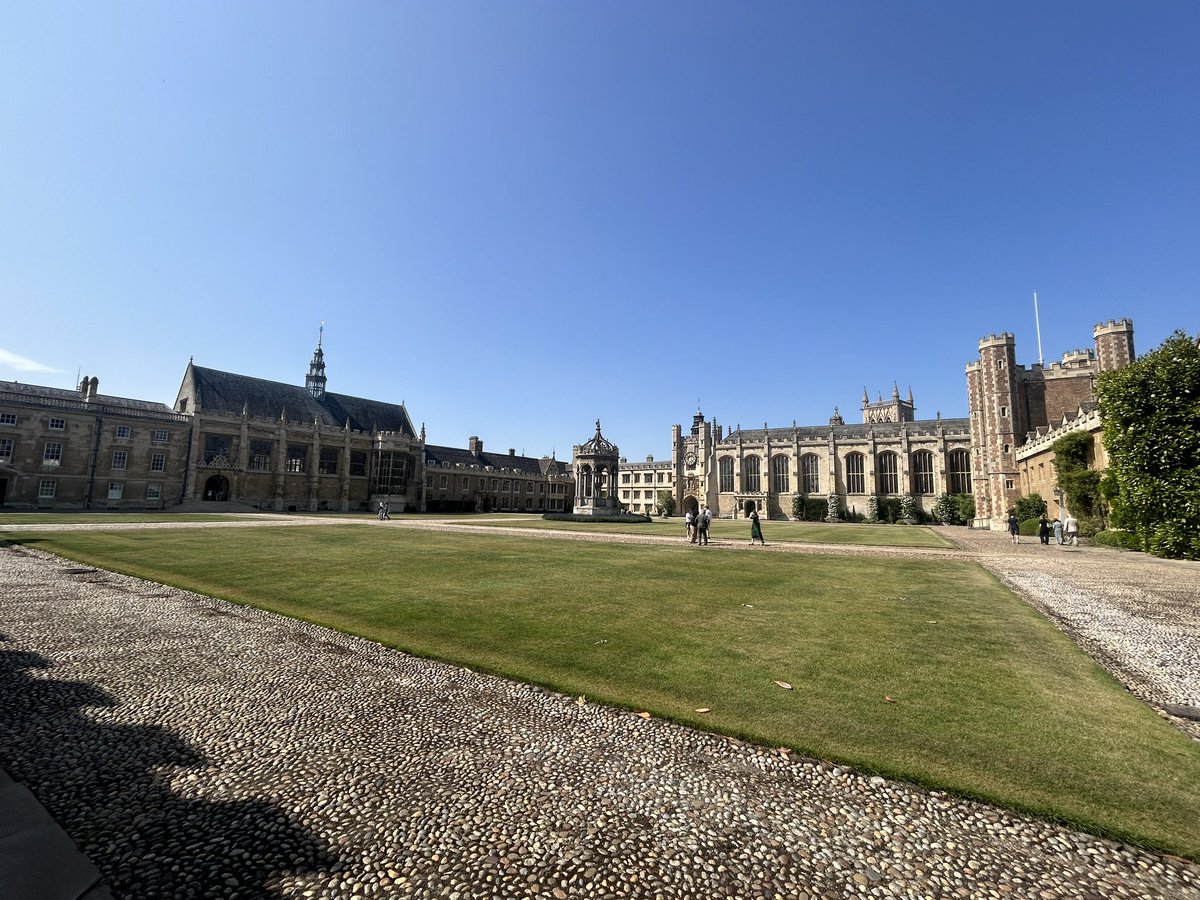 The late-medieval great court of Trinity College looking splendid in the sun

#cambridge #university #library #trinity #medieval #gothic #summer #June2025