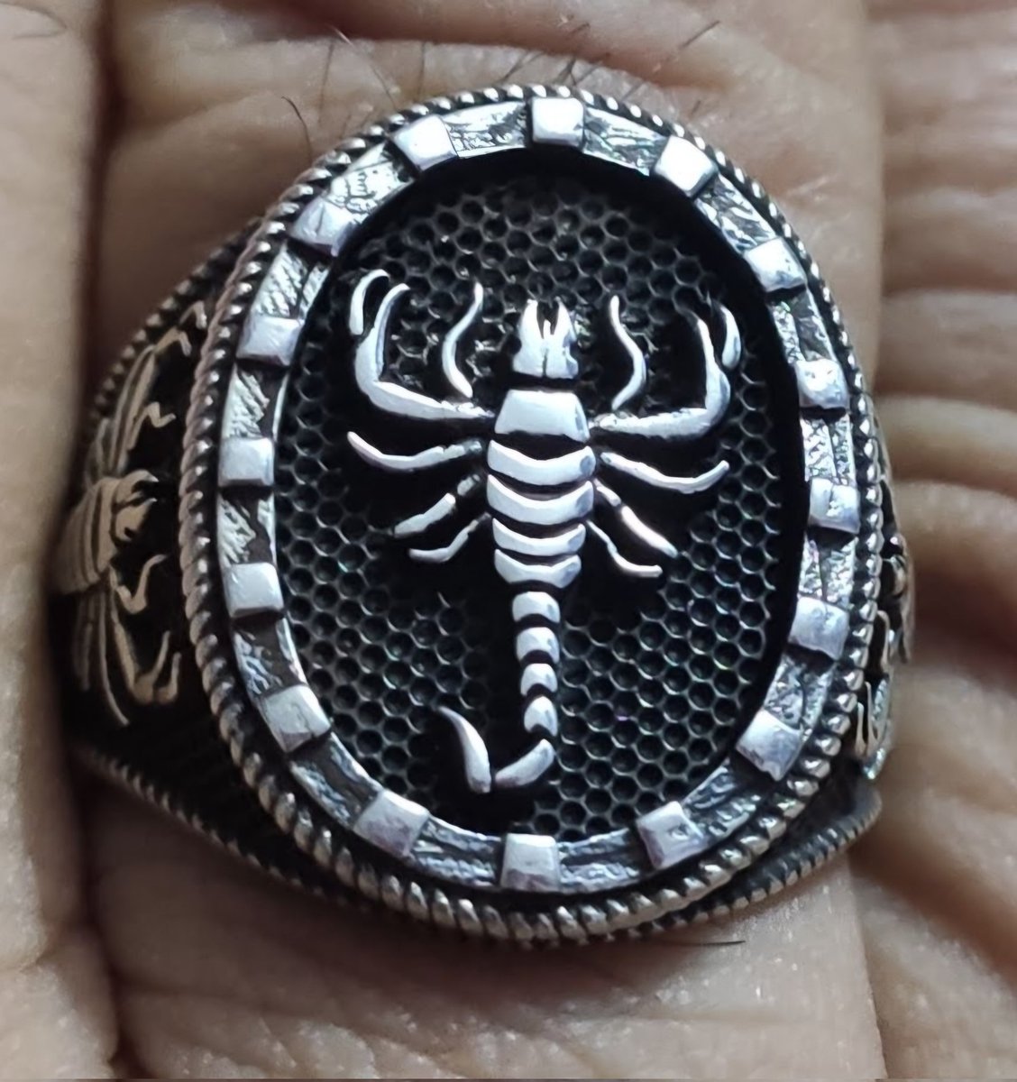 بس مش غريبة يا نتنياهو ٠٠٠
إنت عرفت مكان قادة الحرس الثوري فـ إيران
و مش قادر تعرف مكان الأسري بتوعك فـ غزة 🤫