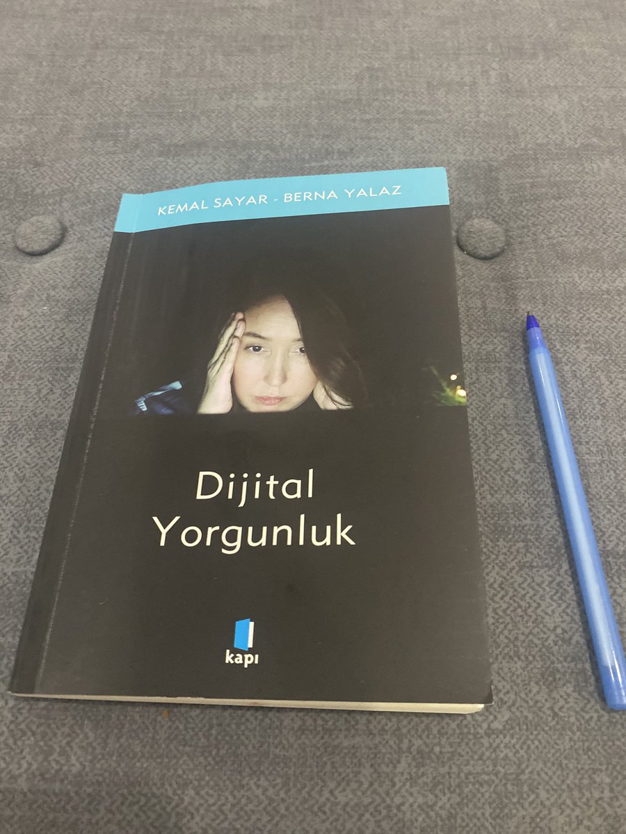 Her ne kadar salgın dönemini referans alan bir çalışma olsa da uzamlarımızdan biri haline gelen dijital mecranın bizi nasıl yorduğuna dair ipuçları sunan kıymetli bir eser.
