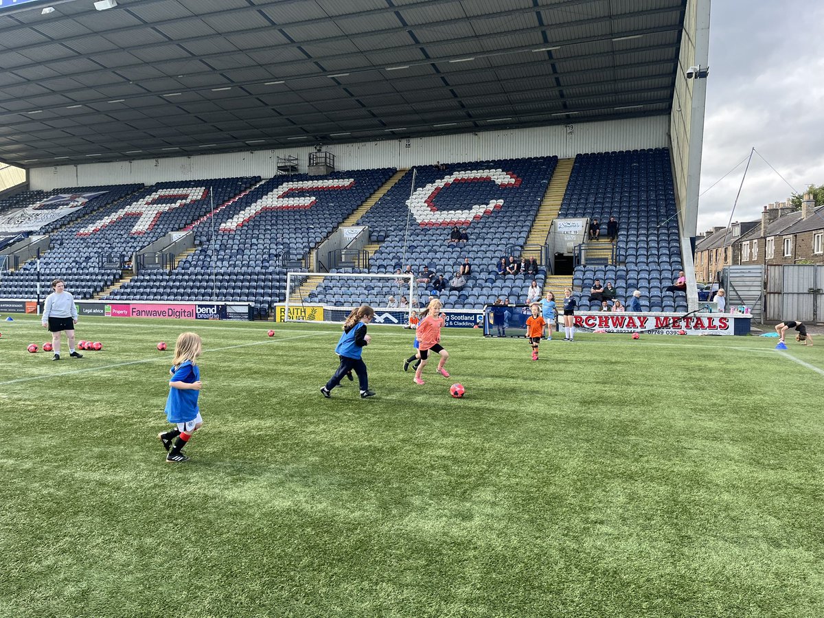 🏟️ 𝙂𝙄𝙍𝙇𝙎 𝙊𝙉𝙇𝙔 𝙁𝙍𝙄𝘿𝘼𝙔

Another scorcher at Stark’s Park saw another busy Girls Only session 🌞 

Today’s theme targeted different ways to manipulate the ball in tight spaces 🔥

Our Friday Girls Only class has been specifically tailored this past couple months for