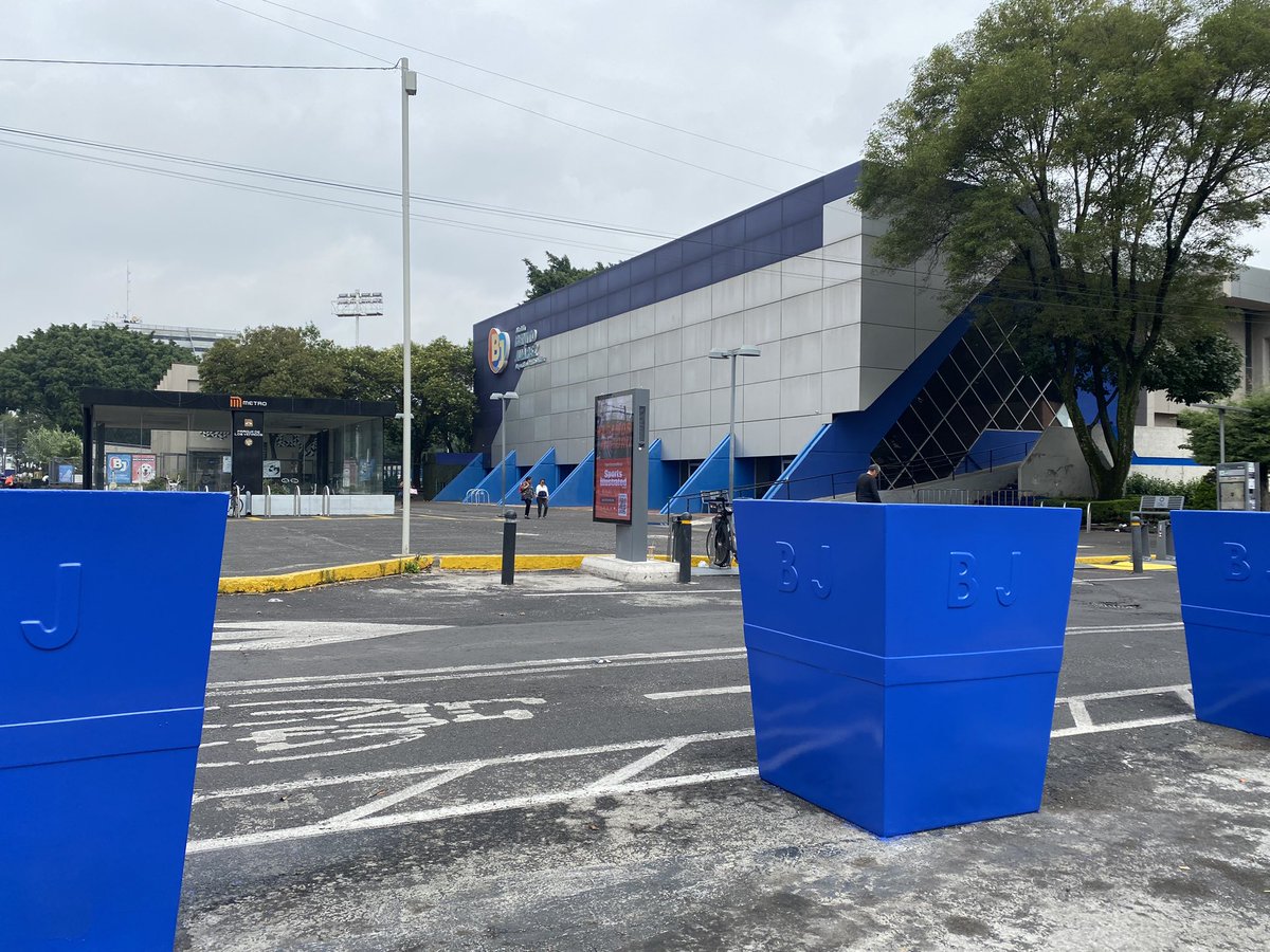 ¡Felicidades <a href="/LuisMendozaBJ/">Luis Mendoza Acevedo</a> <a href="/BJAlcaldia/">Alcaldía de Benito Juárez</a> ! 👏🏼👏🏼👏🏼 GASTA en macetones pero NO INVIERTEN en reabrir un gimnasio en donde se fomentaba el deporte 🤸🏽🤸‍♀️🤼‍♀️ Vamos bien! Están cambiando el destino de las infancias 👏🏼 <a href="/DeporteCDMX/">Instituto del Deporte de la Ciudad de México</a>