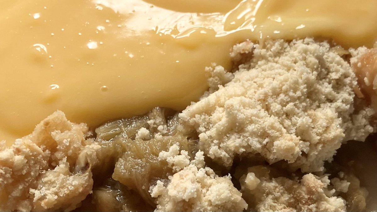 AFowlerPhoto's tweet image. How it started / How it’s going. 

#rhubarb
#crumble 
#yorkshirecuisine