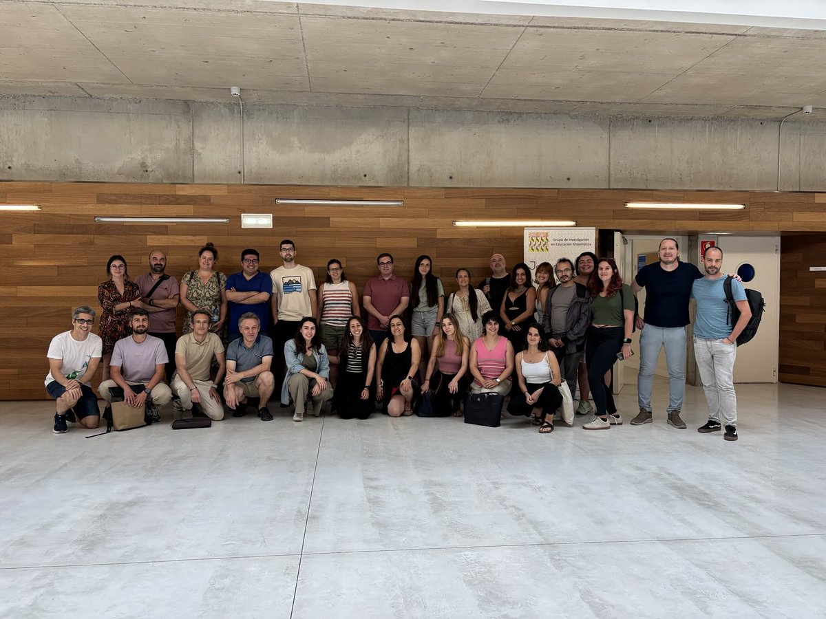 Con esta foto terminamos las #IIJIDEIEM. Un par de días muy intensos sobre investigación en educación matemática. ¡¡Gracias a todos y todas y para los que viajáis, feliz regreso!!