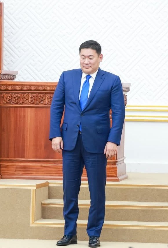 Адууны хулгайч яах вэ..! Энэ хулгайч түүний хүү хэдэн зуун азарга адуутай дүйцэх мөнгөөр амраг, найз бүсгүйдээ цүнх гутал байр машин авч өгөөд түүнийгээ одоог хэр нь нотолж чадаагүй л байна..!