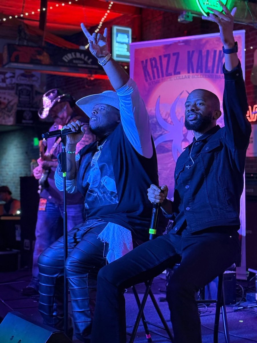 I see the emotion in this picture ‼️
LEWISTON IDAHO WAS A NIGHT TO REMEMBER🔥
We doing it again tonight in Boise and Saturday in Twin Dalla, Idaho! 
Get that VIP so i can cobtinue to have these special moments with you🙏 #idaho 
longwayhome.lnk.to/Tour
This show is 🔥🙌