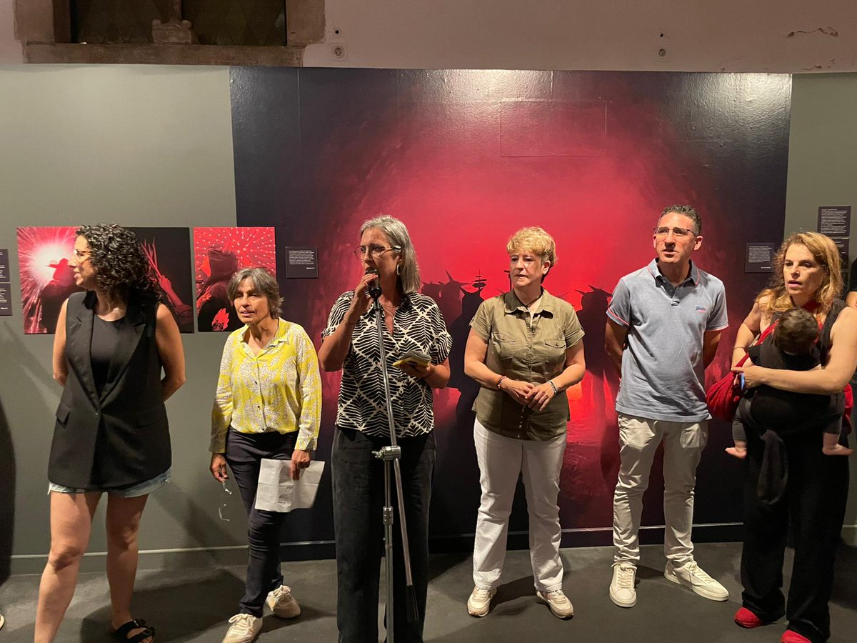 museumataro's tweet photo. 🗣️ #Inaugurada l'exposició "Cremant els quaranta. Diablesses de Mataró (1985-2025)"
El cor de l’exposició el formen quaranta fotografies d’Helena Molinos que, acompanyades de vivències personals i anècdotes, ens apropen a l’ànima de les Diablesses.
Per molts anys, Diablesses!💥 https://t.co/IMMtvrRqf2