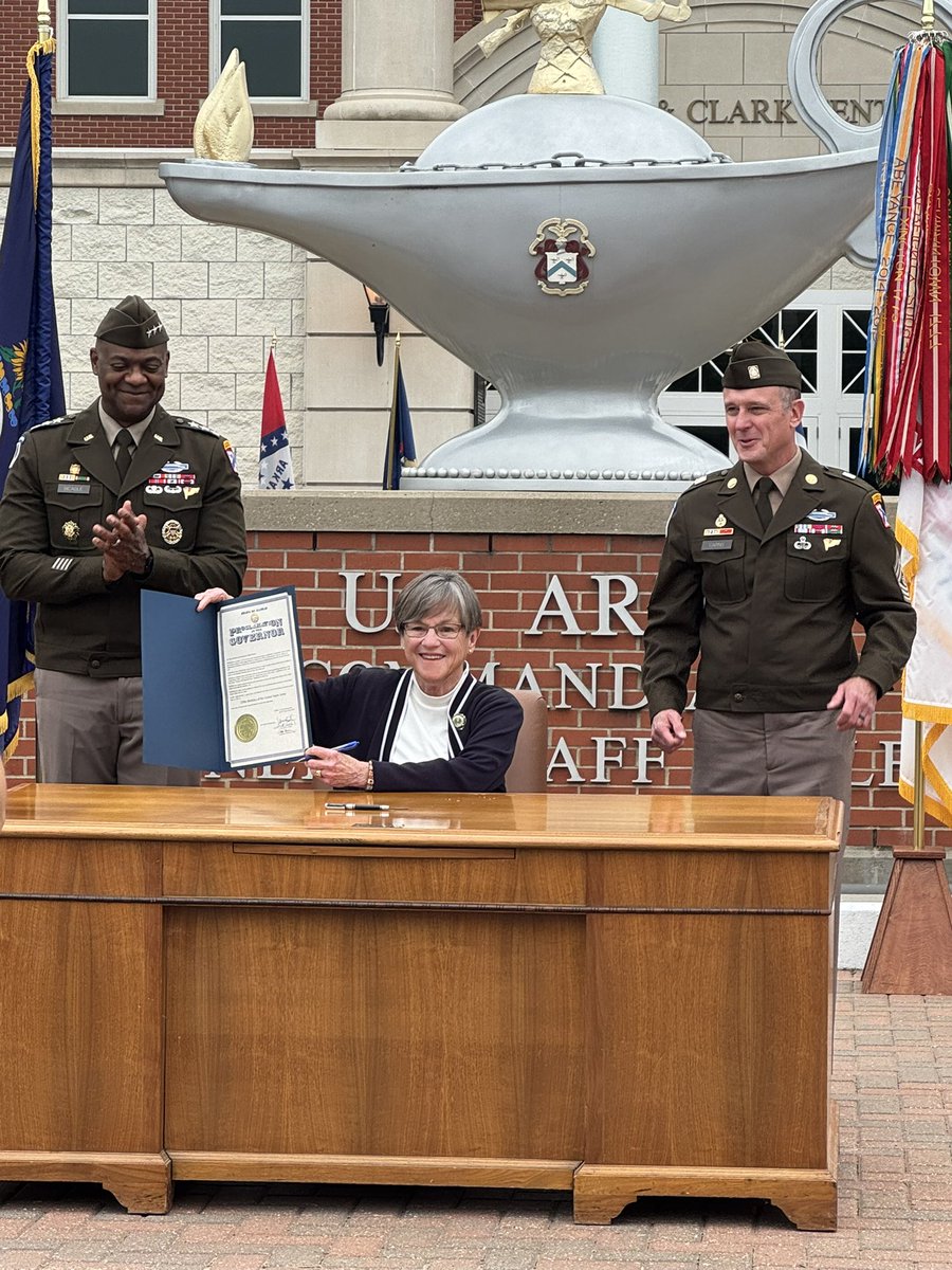Beags_Beagle's tweet image. Such an honor to have KS Governor Laura Kelly come to FT Leavenworth and sign a Proclamation for the Army’s 250th Birthday 🎂 #ThisWellDefend