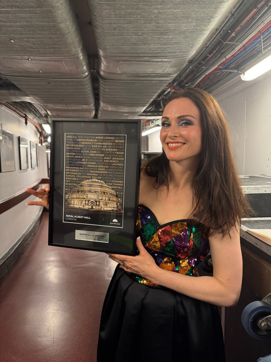 Yesterday night we had our final night of the tour. A magical, sold-out show in London’s Royal Albert Hall. My hometown gig and also happened to be in one of my favourite buildings. What a dream come true and a real moment for me. I made sure to drink it all in Xxx