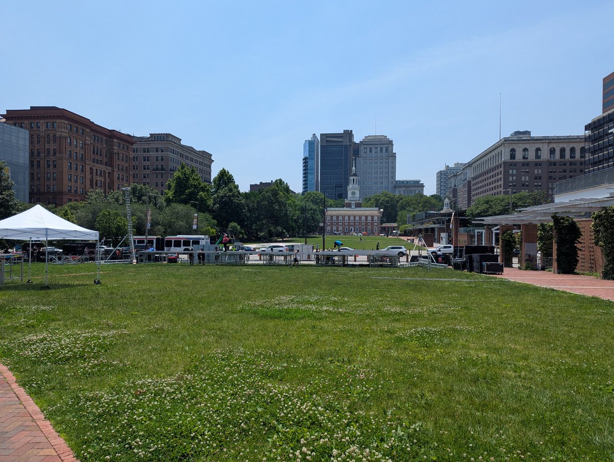 jberk988's tweet image. Need some trees at Independence Hall. It's hot af out!! Who's gonna hang out here in the summer ? (no one)