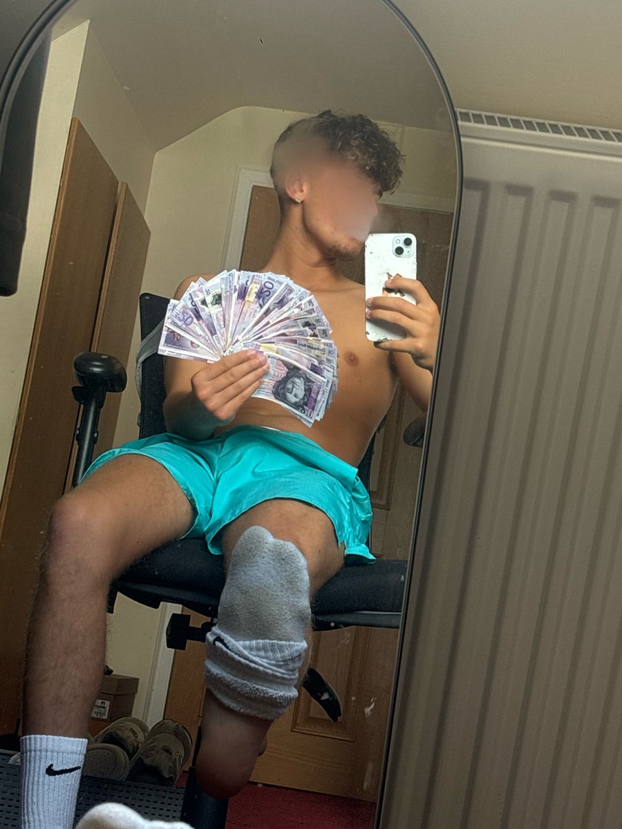 2k rinsed in my first 10 days from pathetic f*gs 🤣🤣

Customs and calls all night 

Findom foot master