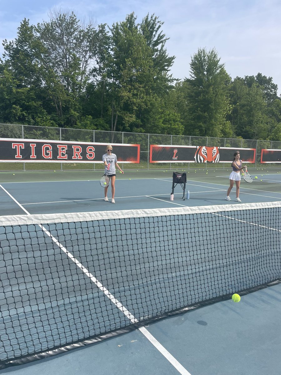 LPawTennis's tweet image. Great tennis all week! The tennis future is looking bright 🧡🖤🎾 @LABTigers @Loveland_AsstAD @LHSTigerAD