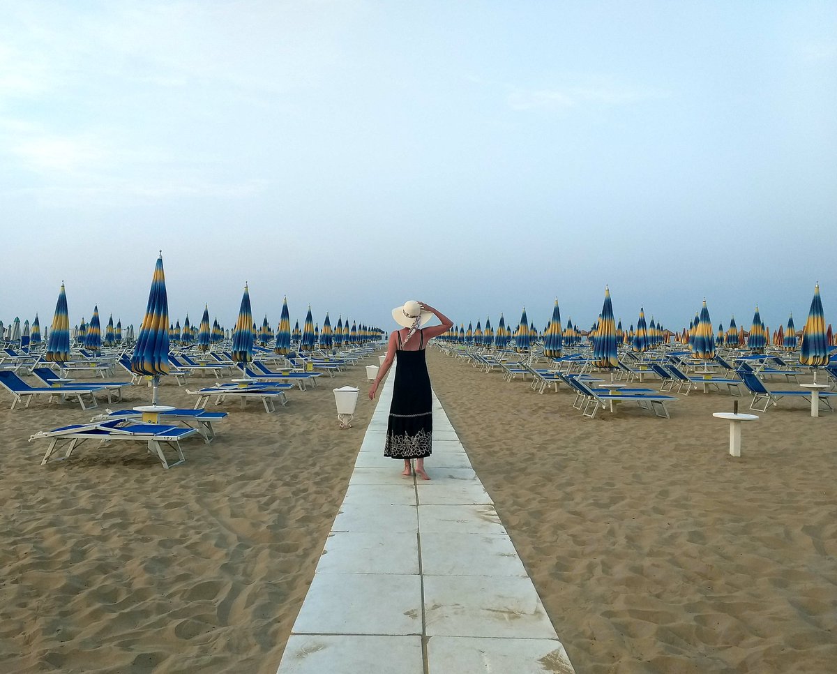 VIP_Britta's tweet photo. Angekommen im Sommer 🌞🥰: Rimini empfängt uns im Urli mit 30 °C 🇮🇹🧳🌅🌞🌊⛱🕶👙👗👒🍕🍝🍦🍹❤🇮🇹! "Cari saluti" aus "Bella Italia" 🇮🇹😚🙋‍♀️! https://t.co/qJcnizjdyW