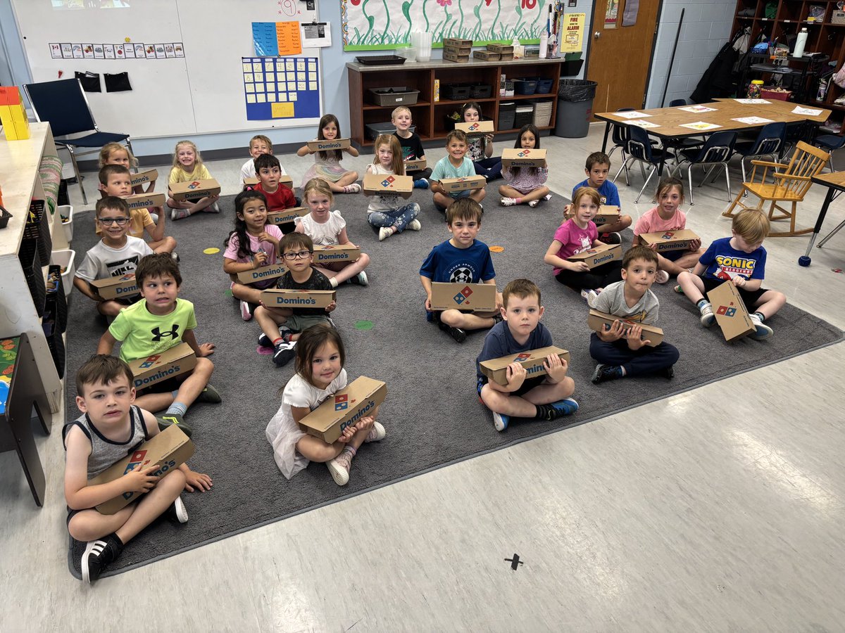 Our JK/SK students in Mme McFadden and Mme Laviolette’s class enjoyed their pizza luncheon today! This was an incentive earned for being the top class for pizzas sold from our CSAC Pizzaremo Fundraiser! 👏🏻❤️😃🍕
