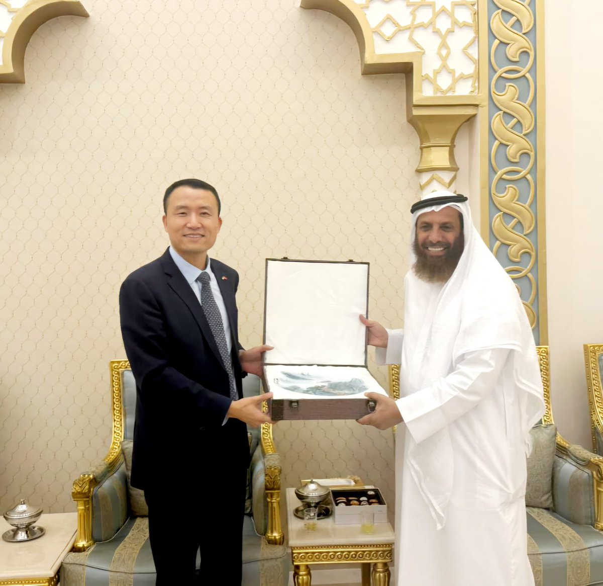 نائب رئيس البعثة الصينية
في الكويت

السيد / ليو شيانغ 
في ديوانية المخيال هذا المساء للتنسيق لعمل اعلامي يوثق جهود الصين في مكافحة التصحر وزحف الرمال …