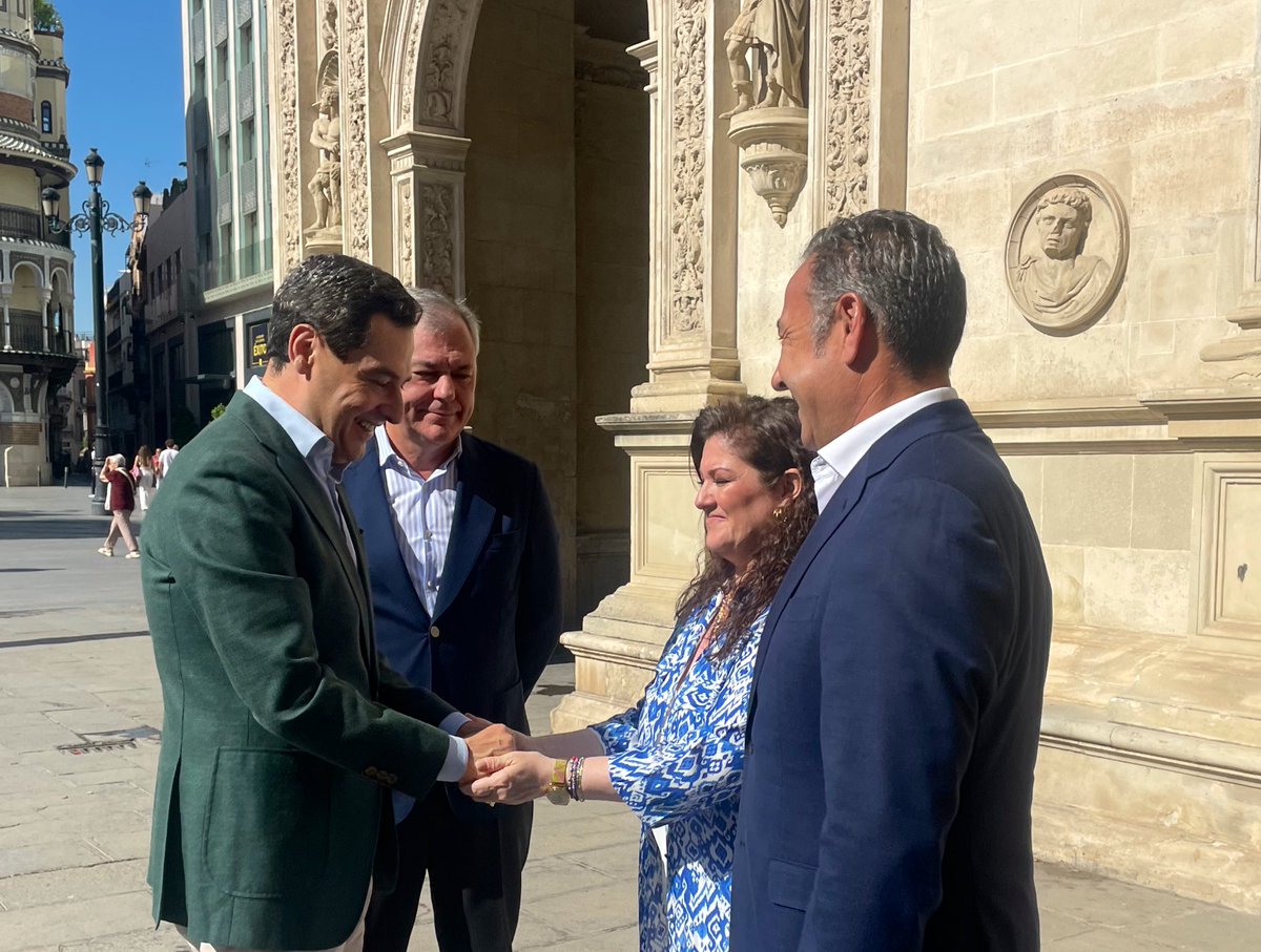Acompaño a nuestro presidente <a href="/JuanMa_Moreno/">Juanma Moreno</a> y a <a href="/jlsanzalcalde/">José Luis Sanz</a> a la inauguración de la exposición “Almayéutica” de <a href="/elenamonteroart/">Elena Montero</a> en el <a href="/Ayto_Sevilla/">Ayuntamiento de Sevilla</a>.
Su perspectiva en cada una de sus obras representa su verdad en las que nos hace reflexionar.
Enhorabuena