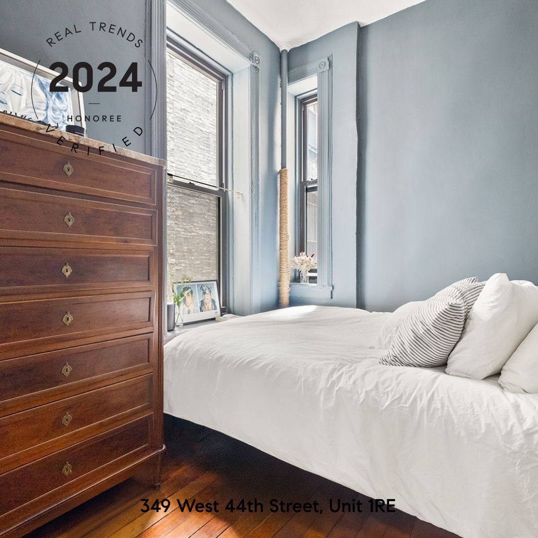 ThriveTeamNYC's tweet image. Just SOLD! 🗝️ 349 W 44th St #1RE — a light-filled, prewar 1BR in Hell’s Kitchen with soaring ceilings, an eat-in kitchen, and peaceful charm. Congrats to our buyers! 🏡 #NYCRealEstate #JustSold #Hellskitchen