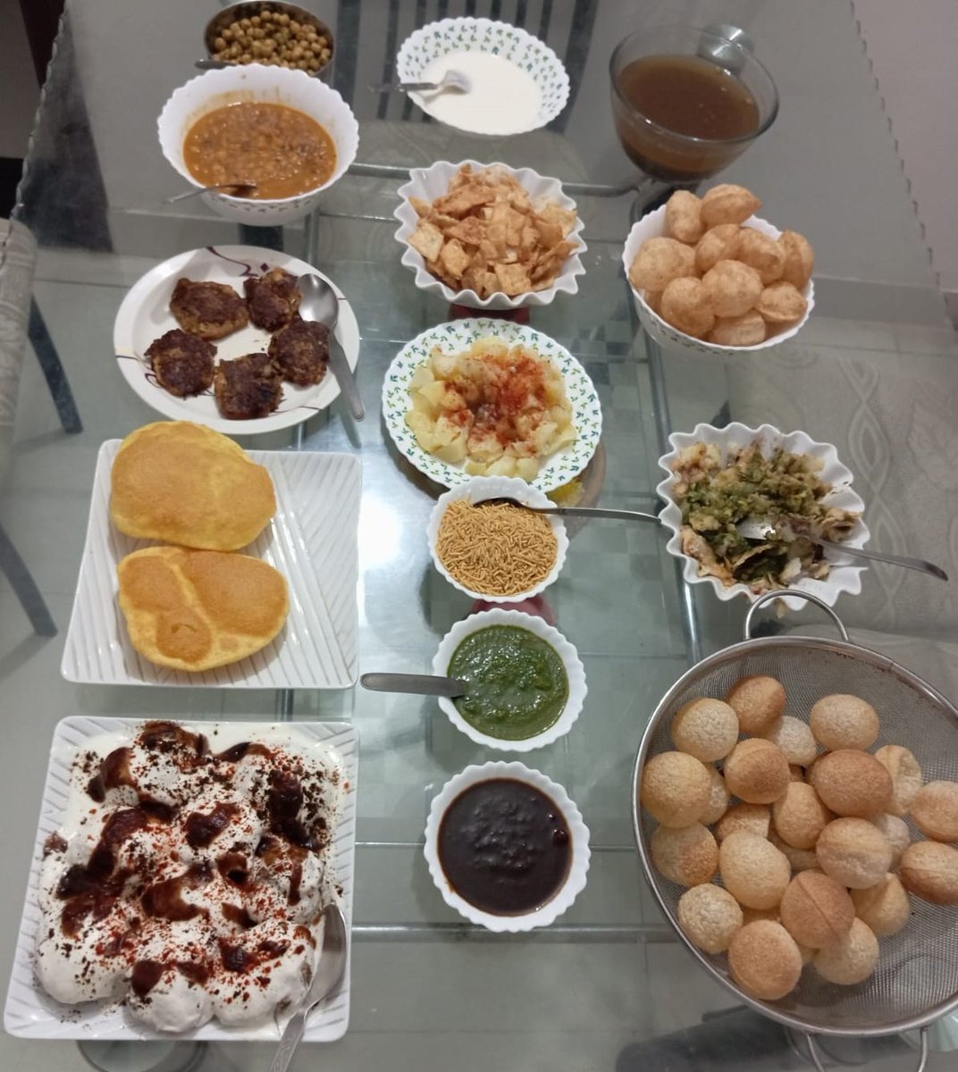 सॉरी हम पार्टी में है अभी