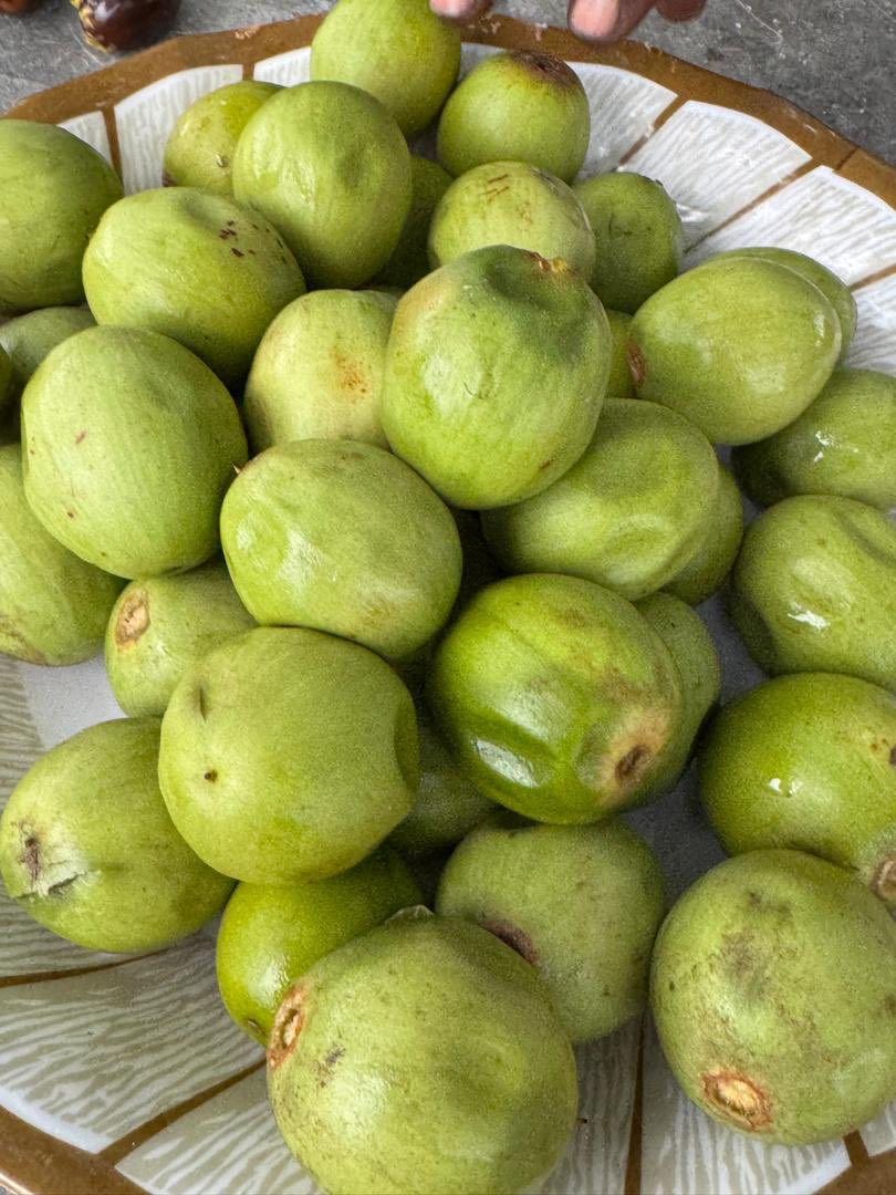 AdokGai's tweet image. Greetings from Anuol Payam, Yirol West County where I'm currently visiting my sister's farm. Here, I am enjoying the shea fruit locally known as "Adany." This is the prime season for harvesting with the season extending through July.
The shea tree called "rack” produces a large…