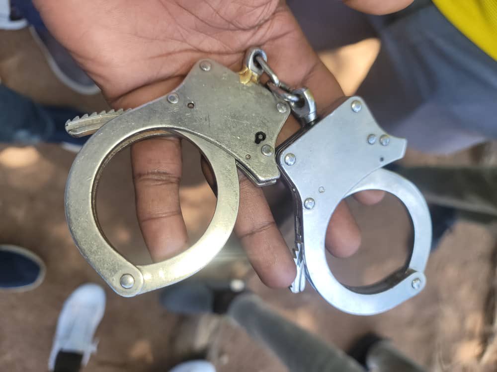 Utekaji Unaendelea.

Leo asubuhi ndugu yetu Nyangoko amechukuliwa na watu wasiojulikana.. katika hizi purukushani wameacha pingu zao hapo chini.

Nyangoko amechukuliwa akiwa anatokea nyumbani kwake sirari buriba.

Polisi tunataka Nyangoko arudi akiwa mzima.