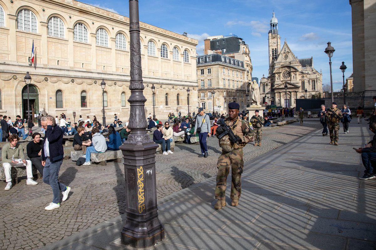🇫🇷 Partout en France, les militaires de l’opération #SENTINELLE veillent.
Dans un climat de tensions, leur présence est discrète mais déterminée et leur vigilance constante.
👁️‍ Présents chaque jour, ils protègent les Français et les lieux de vie.
👉 Une sécurité solide,