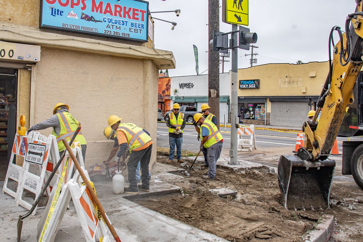 BSSLosAngeles's tweet image. StreetsLA is committed to safety and accessibility.
Last week, Crew 38 installed new access ramps at the intersection of Normandie Ave and 59th Street in #CD9. Great job to our team, and thank you for your hard work!
#AtYourService
@currendpricejr @LACityDPW
