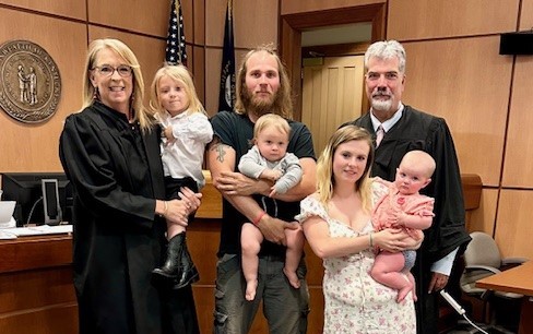 kentuckycourts's tweet photo. 🎓👨👩👧👦 Jefferson and Hardin counties held their first Family Recovery Court graduations! With 13 sites across Kentucky, these programs support parents involved with recovery and child welfare.
Read more: https://t.co/ZfJFHoksZq
#RecoveryCourt #FamilyCourt https://t.co/vpVBhzIjGv