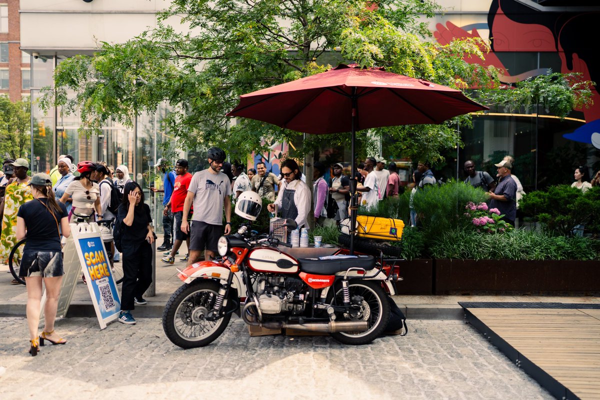 Popping up around NYC to celebrate <a href="/helium_mobile/">Helium Mobile 🆓 ☁️</a> FREE a phone plan with Nice Day Moto. Come hang this summer ☕️🆓🎈