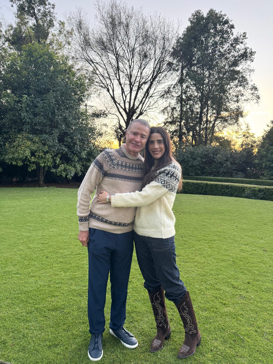 El día de hoy tu mamá, tus hermanos y yo celebramos un día muy especial, el día en que llegaste a nuestras vidas para llenarlas de amor, risas y alegría infinita.

¡Feliz cumpleaños, mi Silvana querida!. Te queremos con todo nuestro corazón, hoy y siempre.

Tu papá Quirino