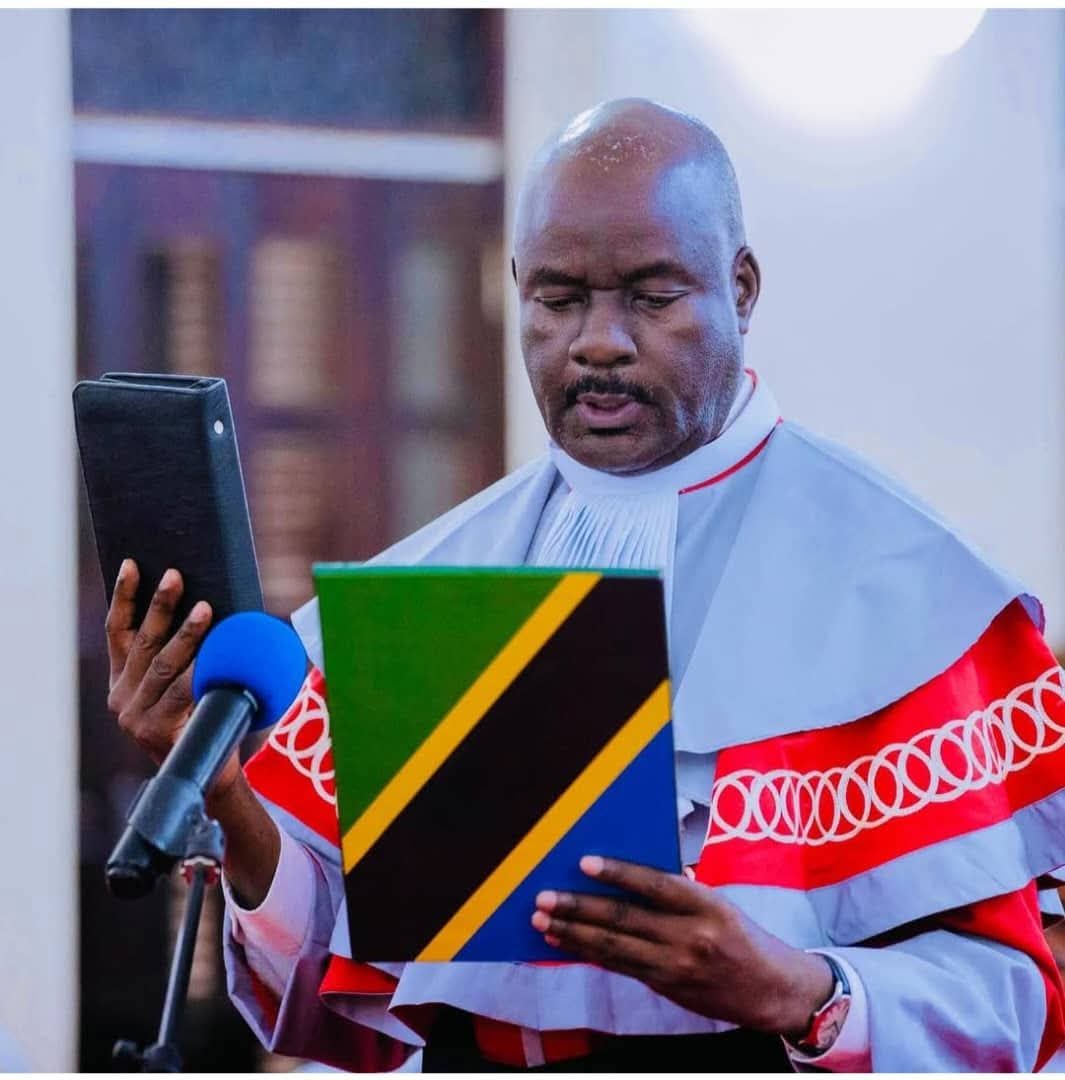 Mwabuk2Boniface's tweet photo. Kongole kwa   kuteuliwa kwa Jaji Mteule George Mcheche Masaju kuwa Jaji Mkuu wa Tanzania! 

Rais Samia Suluhu Hassan alimtangaza rasmi jana, 13 Juni 2025, na ambapo  uteuzi wake utafanywa rasmi kwenye halfa ya kiapo tarehe 15 Juni 2025 kwenye Ikulu ya Chamwino, Dodoma  .

Jaji Masaju ana uzoefu mkubwa katika mfumo wa sheria wa Tanzania.

 Kabla ya uteuzi huu, alikuwa Jaji  wa Mahakama ya Rufani tangu Januari 2025 na kabla ya hapo alihudumu kama Mshauri Mkuu wa Sheria kwa Rais na Pia kama Jaji wa Mahakama Kuu  . 

Amechukua nafasi ya Jaji Mkuu wa awali, Profesa Ibrahim Hamis Juma, ambaye alistaafu rasmi kuhudumu kwa zaidi ya miaka saba tangu uteuzi wake mwaka 2017  .

Changamoto zitakazomsubiri Jaji Masaju:

1. Kuimarisha uhuru na uadilifu wa Mahakama.

2.Kuboresha  utendakazi wa Mahakama ya Rufani hadi katika ngazi za Mikoa na kuondoa mkanganyiko wa mgongano wa Maamuzi katika Mahakama ya Rufani.

3.Kuhakikisha usawa na haki kwa watanzania wote kupitia utekelezaji wa maamuzi ya Mahakama kwa kuboresha zaidi maslahi ya Mahakimu na ,Kanuni  ya Maslahi ya Mawakili

4.Kuondoa kabisa mambo ya kiufundi ya kisheria katika mahakama kuu na Mahakama ya Rufani na kuweka Mkazo katika utoaji wa haki.

5.Kuona namna bora ya Tanzania kurejea Mahakama ya Afrika pamoja na namna bora ya kutekeleza Maamuzi ya Mahakama za Kikanda na kimataifa.

6.Kuhakikisha Mahakama inalinda haiba yake kwa wivu mkubwa na kwamba hakuna mashauri yanafunguliwa kabla ya upelelezi kukamilika na zaidi kuifanya Mahakama kuwa Hekalu la haki na kimbilio la wananchi .

“Kongole  Jaji Mkuu Mteule Masaju! Tunakuombea mafanikio mema katika kuongoza mfumo wetu wa haki kwa uadilifu na weledi.”

BAK Mwabukusi.
PRESIDENT- TLS