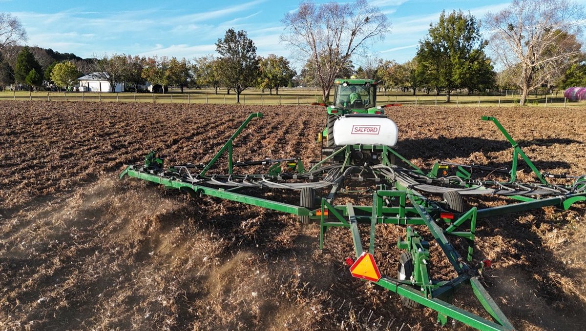 SoilHealthLabs's tweet image. 🧑‍🌾New tools, big expectations… &amp;amp; one hard lesson.

Farmer Jason Carter’s first run with a Phillips harrow + air seeder showed early promise. But poor seed-to-soil contact left the field too thin to graze.
Not a failure—a lesson.

👉 Read what we learned: soilhealthlabs.com/post/from-prom…