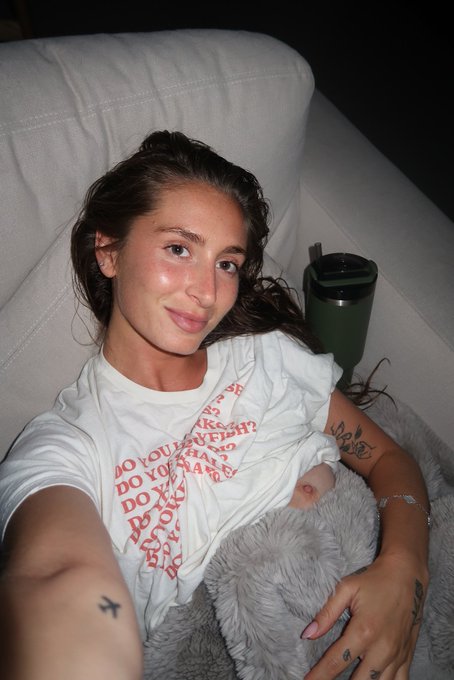 I accidentally fl*shed the camera 😭 https://t.co/JK3pSzpM16