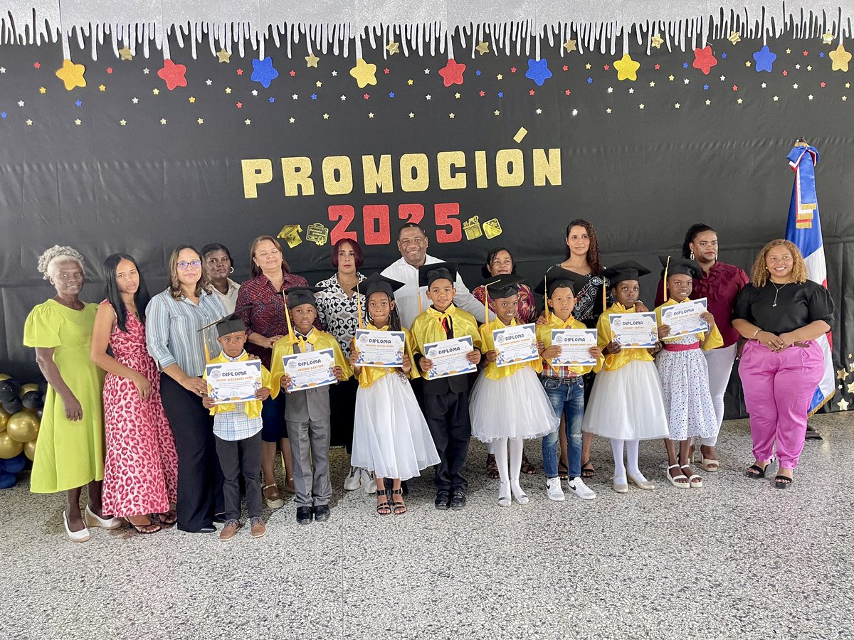 Es un honor acompañar hoy a estos pequeños grandes soñadores en su graduación.  

Felicitaciones por este primer logro. Su curiosidad, esfuerzo y alegría inspiran. Sigan creyendo en sus sueños, porque el mundo necesita su luz.  

#FelixEncarnacion
#Diputado
#Graduacion2025