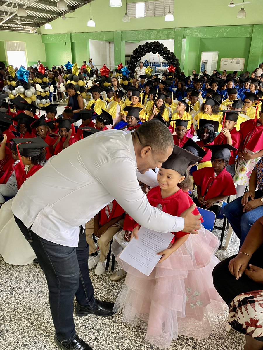 Es un honor acompañar hoy a estos pequeños grandes soñadores en su graduación.  

Para la Escuela Fiordalisa Castillo, nuestro reconocimiento por formar no solo estudiantes, sino ciudadanos con valores.  

#FelixEncarnacion
#Diputado
#Graduacion2025