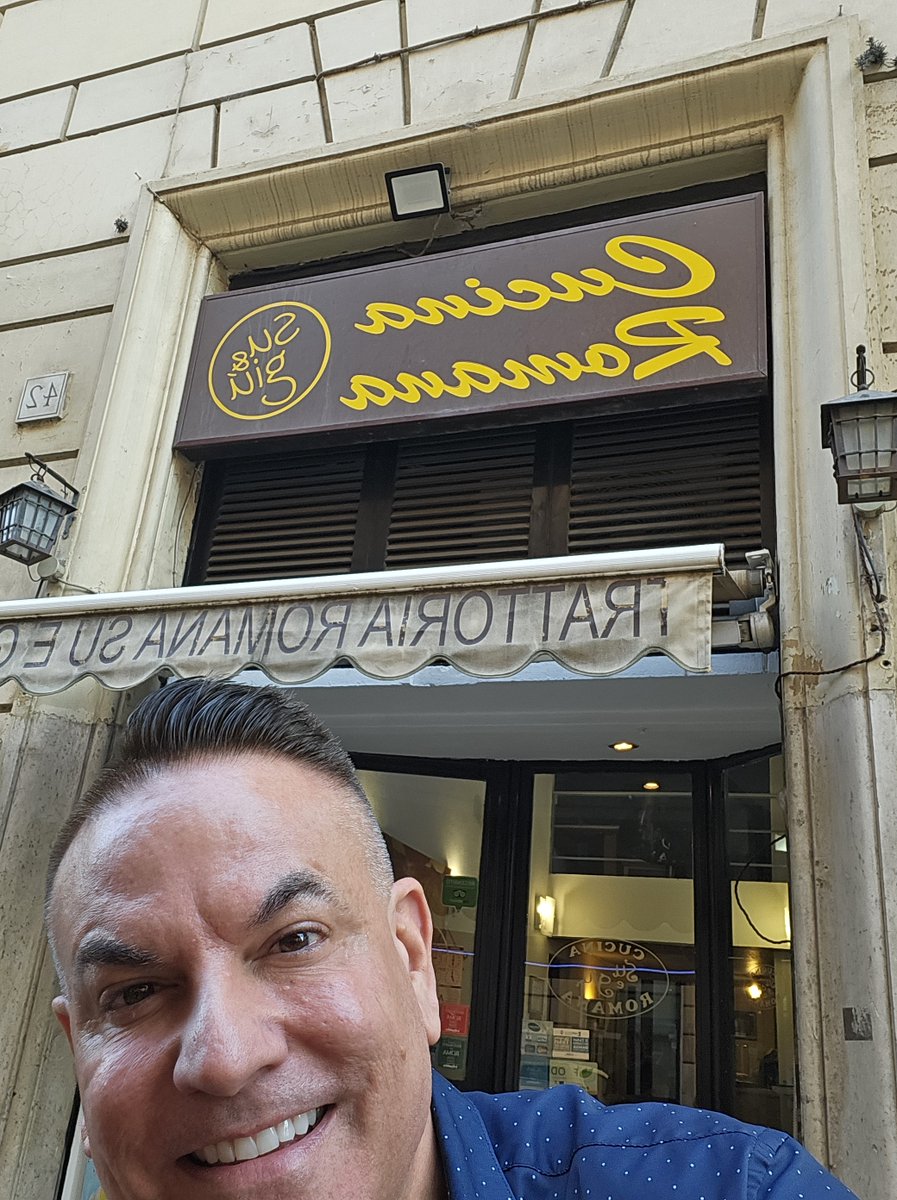 CaptainZtravels's tweet image. Dinner at one of my favorite little restaurants in Rome, Italy - Su e Giù, which means upstairs and downstairs because they have an upstairs and downstairs seating area! This is in their outdoor area! #romeitaly #seatingarea #dinner #restaurants #city #italy #mean