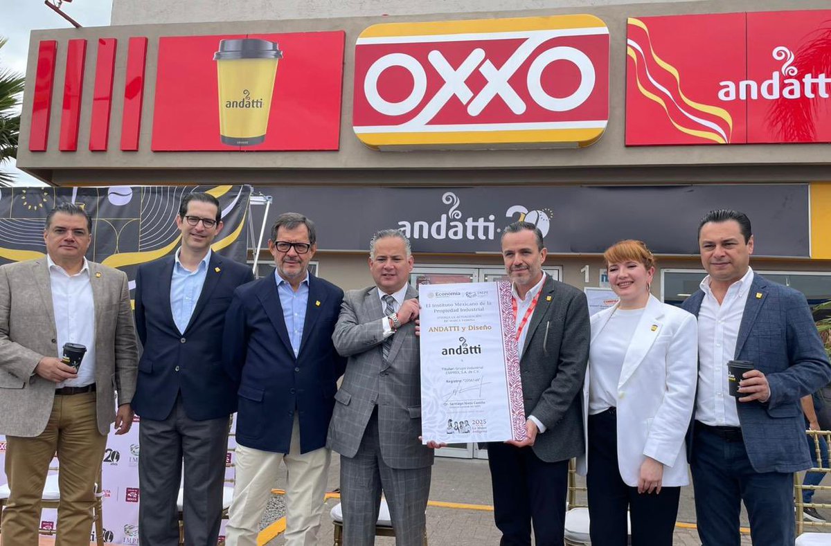 IMPI_Mexico's tweet photo. El DG del #IMPI, @SNietoCastillo, entrega la declaratoria de “Marca Famosa” a #Andatti, en reconocimiento a su posicionamiento, prestigio y presencia sostenida en el mercado mexicano. ☕️🇲🇽 #PropiedadIndustrial #MarcaFamosa https://t.co/Y1SZKHtohY