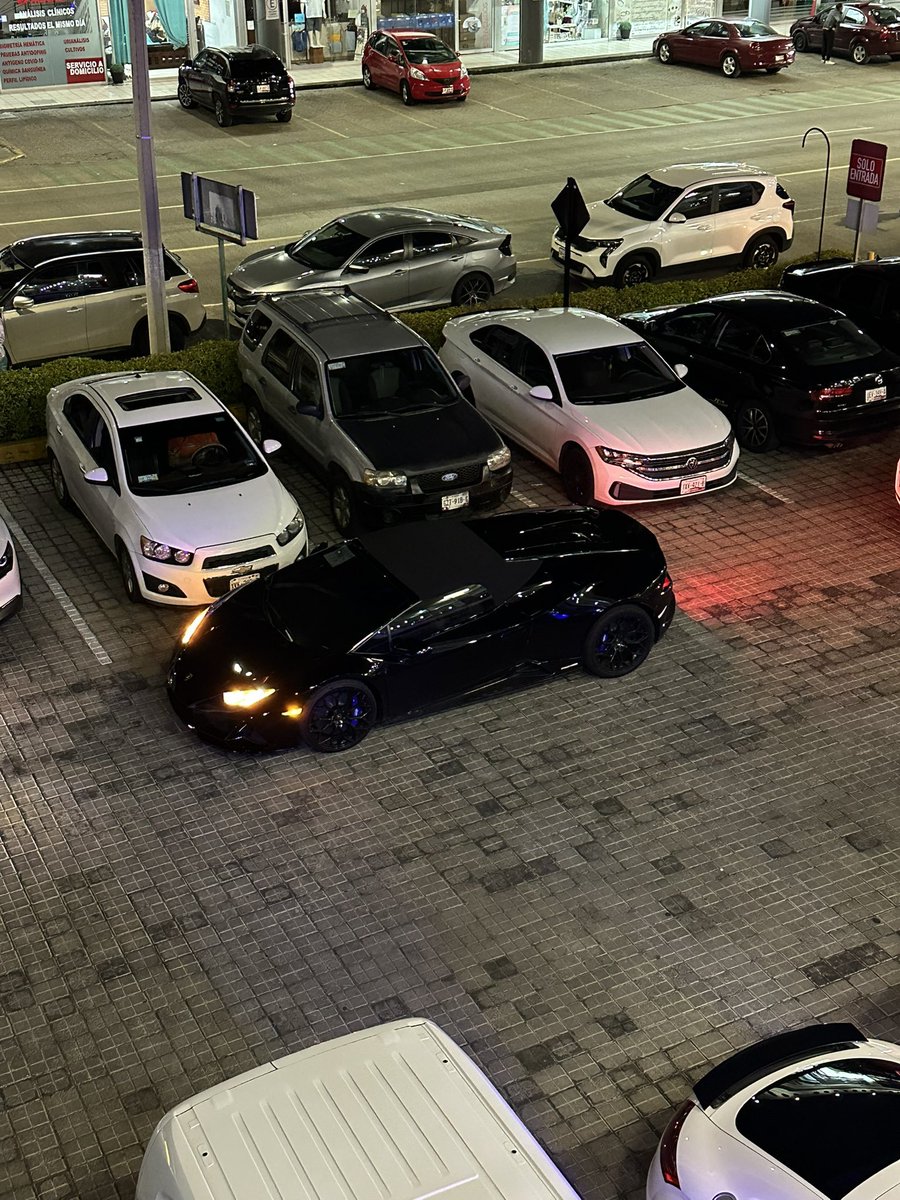 Que coordinador de gabinete del estado de Puebla cambio su viejo Audi R8 por un flamante Lamborghini? 

No lo culpo no puede sentar a la ex novia de un bailleres en cualquier auto. 

Que viva el presupuesto público 😎