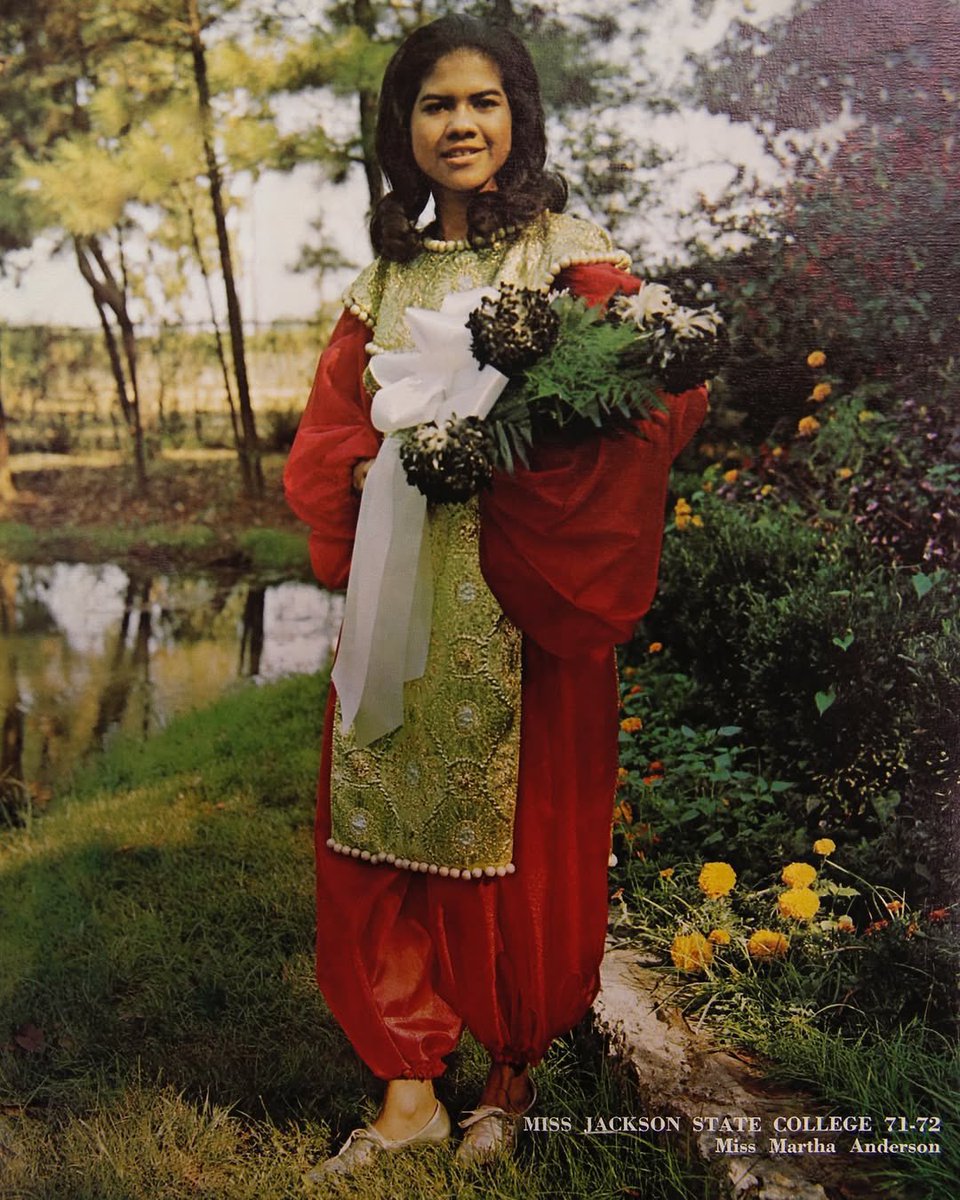 — “campus queens through the ages” series (1960s — 1990s) via jackson state university. 👸🏾💐🎓