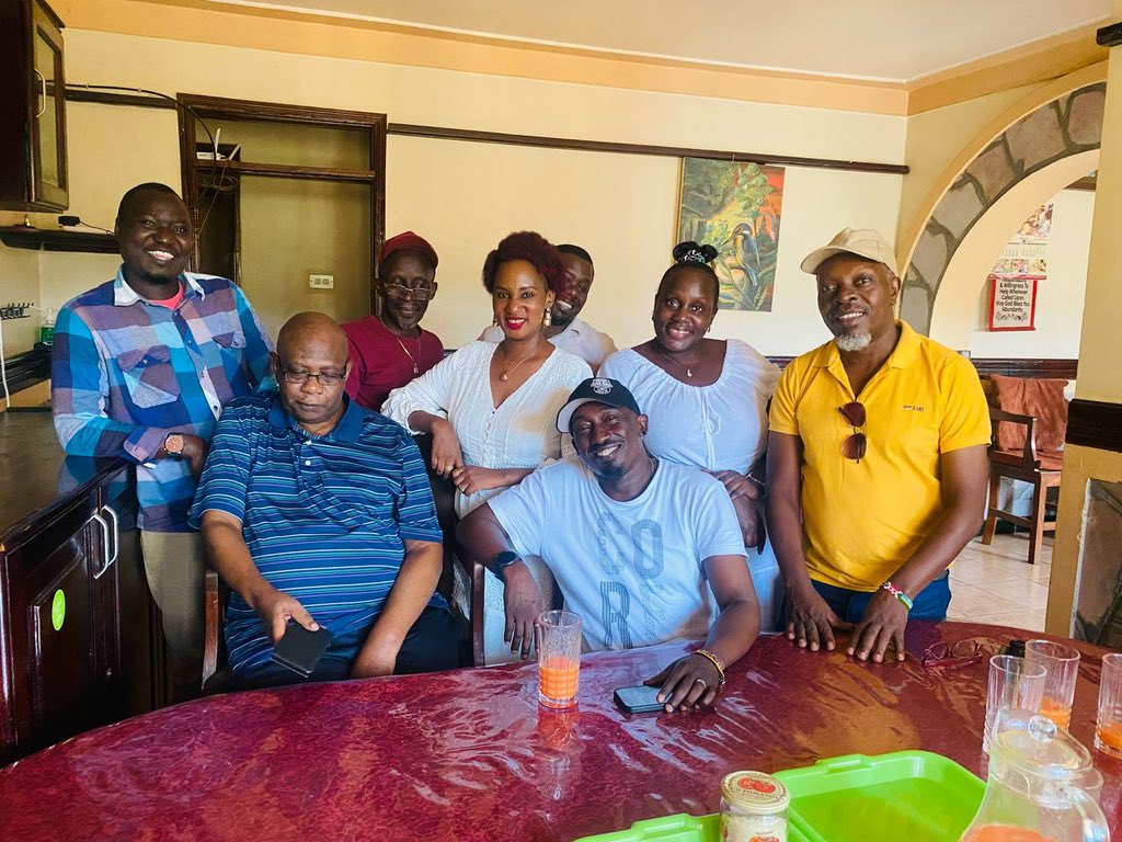 iKuddzu's tweet image. Made a courtesy call to a top fan, friend and advisor THE RWAKAFUZI… It was humbling to have a moment of his time. He strides on with the charge of a champion and promises to be back soon. Thanks for opening yours home to a group of comedians and receiving us as learned friends.