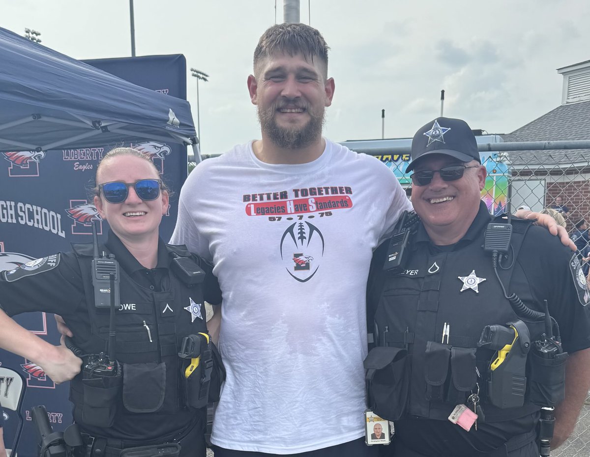 Today Deputy Rowe and I got to hang out with, 3X Pro Bowler Cleveland Browns Offensive Gaurd and Liberty High School alum Wyatt Teller.  Wyatt was here for Liberty’s football camp.  Thank you so much Wyatt for coming back home and giving back to the youth.