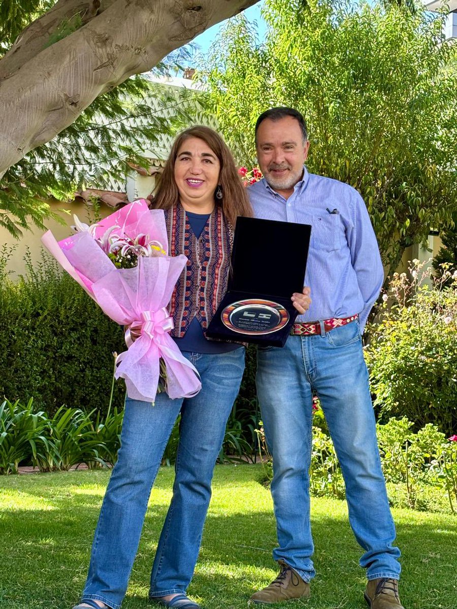 Fernando Velasco (@feravela) on Twitter photo Hoy despedimos a Benita Cea y Graciela Muñoz dos excelentes funcionarias de <a href="/Minrel_Chile/">Cancillería Chile 🇨🇱</a> que retornan a 🇨🇱 luego de dos años de gran trabajo en <a href="/CGChileLaPaz/">Consulado General de Chile en La Paz</a> . Muchas gracias por todo, las vamos a extrañar. #trabajoenequipo. Hoy despedimos a Benita Cea y Graciela Muñoz dos excelentes funcionarias de <a href="/Minrel_Chile/">Cancillería Chile 🇨🇱</a> que retornan a 🇨🇱 luego de dos años de gran trabajo en <a href="/CGChileLaPaz/">Consulado General de Chile en La Paz</a> . Muchas gracias por todo, las vamos a extrañar. #trabajoenequipo.