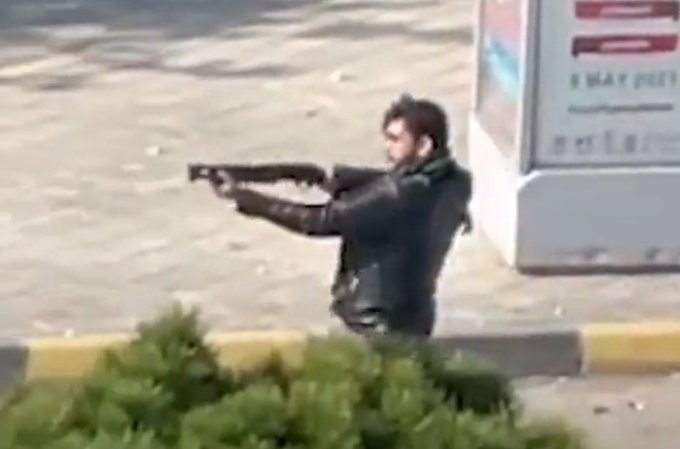 شما بسیجیا با شات‌گان سمت دخترا شلیک نکنین.
نگرانِ همسایه فرمانده سپاه نبودین هم ایراد نداره.