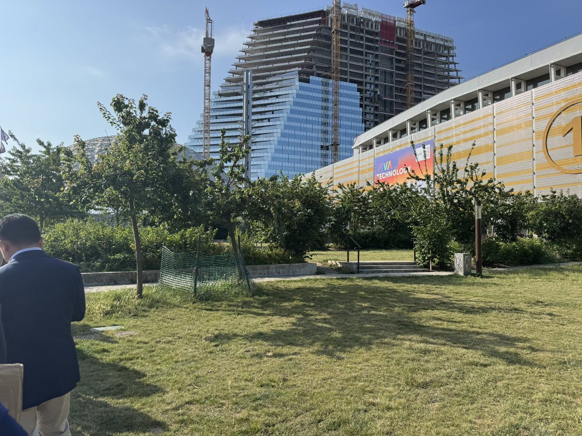 developerYP's tweet photo. We met so many amazing people this week at #VivaTech2025.  
I just hope we gave back as much good energy as we received.

Thank you for every conversation, every smile, and every question.  
We'll carry it all home with us.

#SkyReve #AI #BaaS #startup https://t.co/Dlg3wpo9Kd