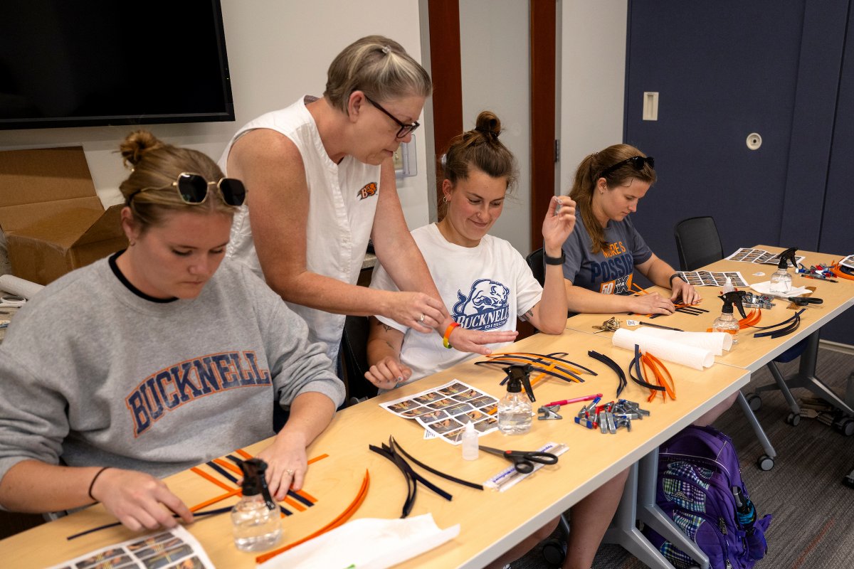 BucknellU's tweet image. That's a wrap on #Bucknell's BeWell Week — five days of wellness, learning, and fun for all Bucknell faculty and staff! 👏
Find your path to working for an employer who values your wellness — and so much more at bucknell.edu/careers. 🧡💙