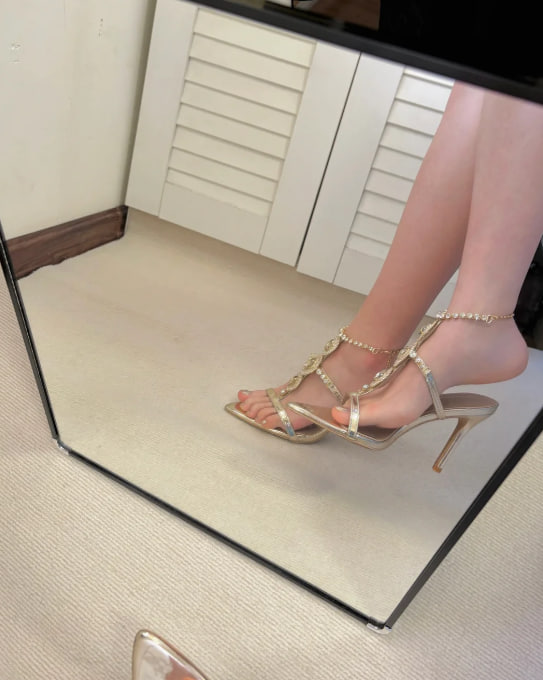 Phoebe4585's tweet image. I don’t follow trends, I walk in my own direction  preferably in heels 👠🌟. Because fashion fades, but attitude is forever 💁‍♀️💫 #WalkWithPower