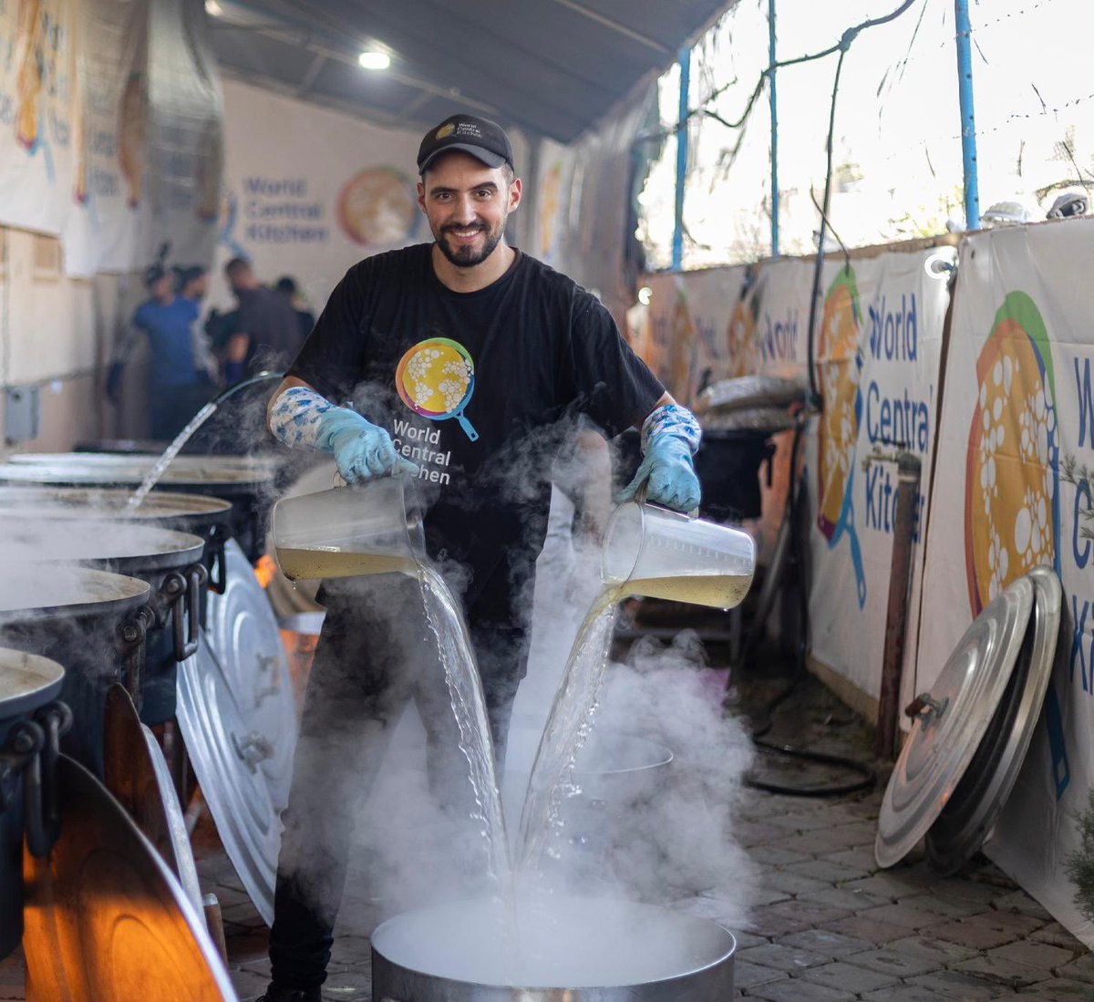 chefjoseandres's tweet photo. Today, once again, our @WCKitchen trucks of food couldn’t reach our large field kitchens in Gaza. But we will NOT give up!

Hassan is one of our amazing chefs and used to cook daily at big kitchens in North Kitchen & Deir al-Balah. While some community kitchens resumed, it's not enough. Now, even without a large-scale kitchen, he wakes up thinking of the hungry people waiting for us. We WILL cook…more and more meals….and feed them with love and dignity.  #ChefsForGaza