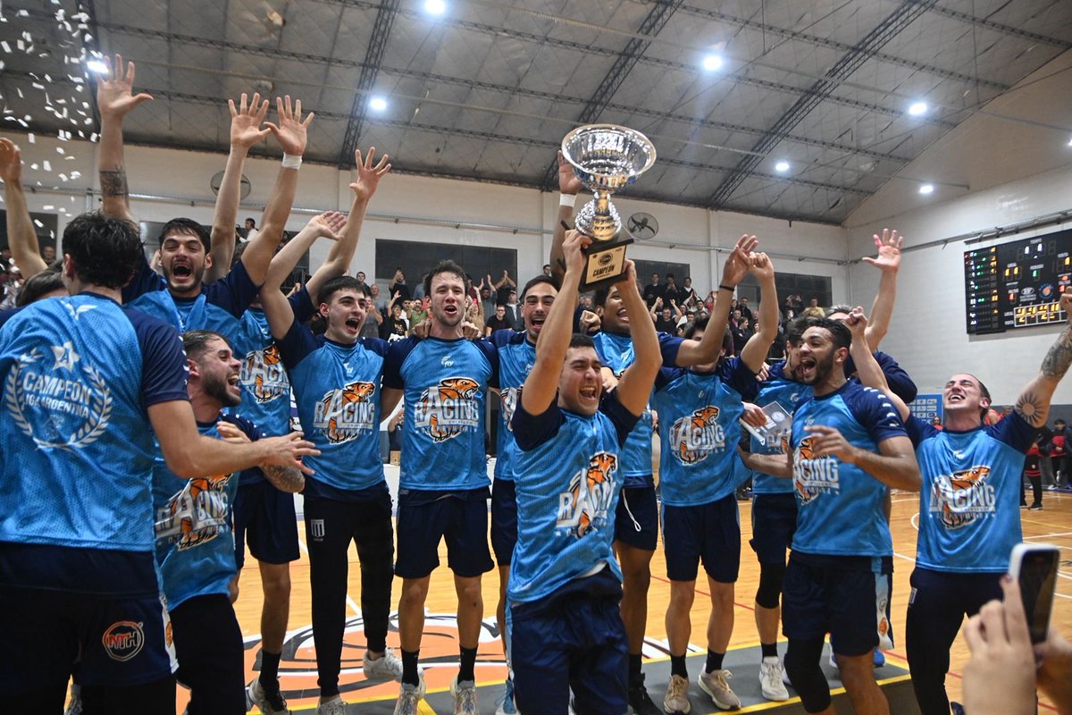 🏆 El camino de <a href="/racingchbasquet/">Racing Chivilcoy Basquet</a> a La <a href="/LigaNacional/">La Liga</a> 

🛣️ La institución bonaerense logró el boleto a la máxima categoría, cumpliendo así un ciclo de ascenso perfecto desde el provincial de clubes hasta la élite del básquet nacional. Repasamos su recorrido.

🖇️