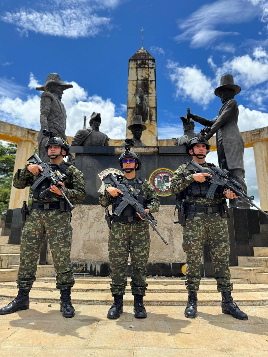 Octava División del Ejército Nacional (@ejercito_div8) on Twitter photo 🔎 El <a href="/GaulaMilitares/">GAULA MILITARES</a> #Arauca permanece vigilante frente a las amenazas y formas de delinquir de los grupos armados organizados. Si es víctima de extorsión, denuncie. Su seguridad es prioridad. ☎️ #Línea147 – disponible 24/7.
#YoNoPagoYoDenuncio 🔎 El <a href="/GaulaMilitares/">GAULA MILITARES</a> #Arauca permanece vigilante frente a las amenazas y formas de delinquir de los grupos armados organizados. Si es víctima de extorsión, denuncie. Su seguridad es prioridad. ☎️ #Línea147 – disponible 24/7.
#YoNoPagoYoDenuncio