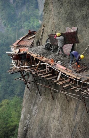 Pekerjaan Paling Berbahaya di Dunia ~ Sebuah Thread🧵

(Jangan buka ini jika Anda sensitif) ⚠️