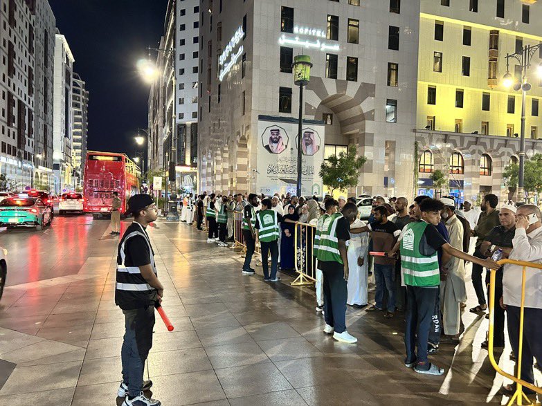 فريق عين #المدينة للتطوع الإبداعي بالتعاون مع ادارة المرور تقدم مبادرة "سلامتكم غايتنا " للعناية بتنظيم السير والمشاه حفاظا على سلامة ضيوف الرحمن